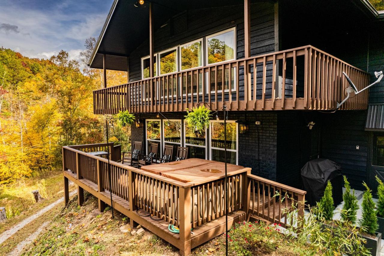 Fun Cabin With Hot Tub, Pool Table & Fire Pit - Big Blue Bryson City Eksteriør billede
