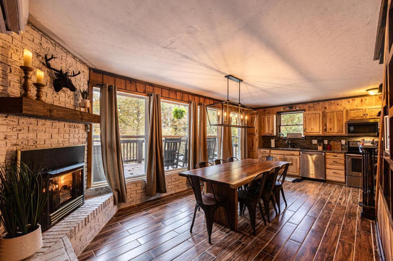 Fun Cabin With Hot Tub, Pool Table & Fire Pit - Big Blue Bryson City Eksteriør billede