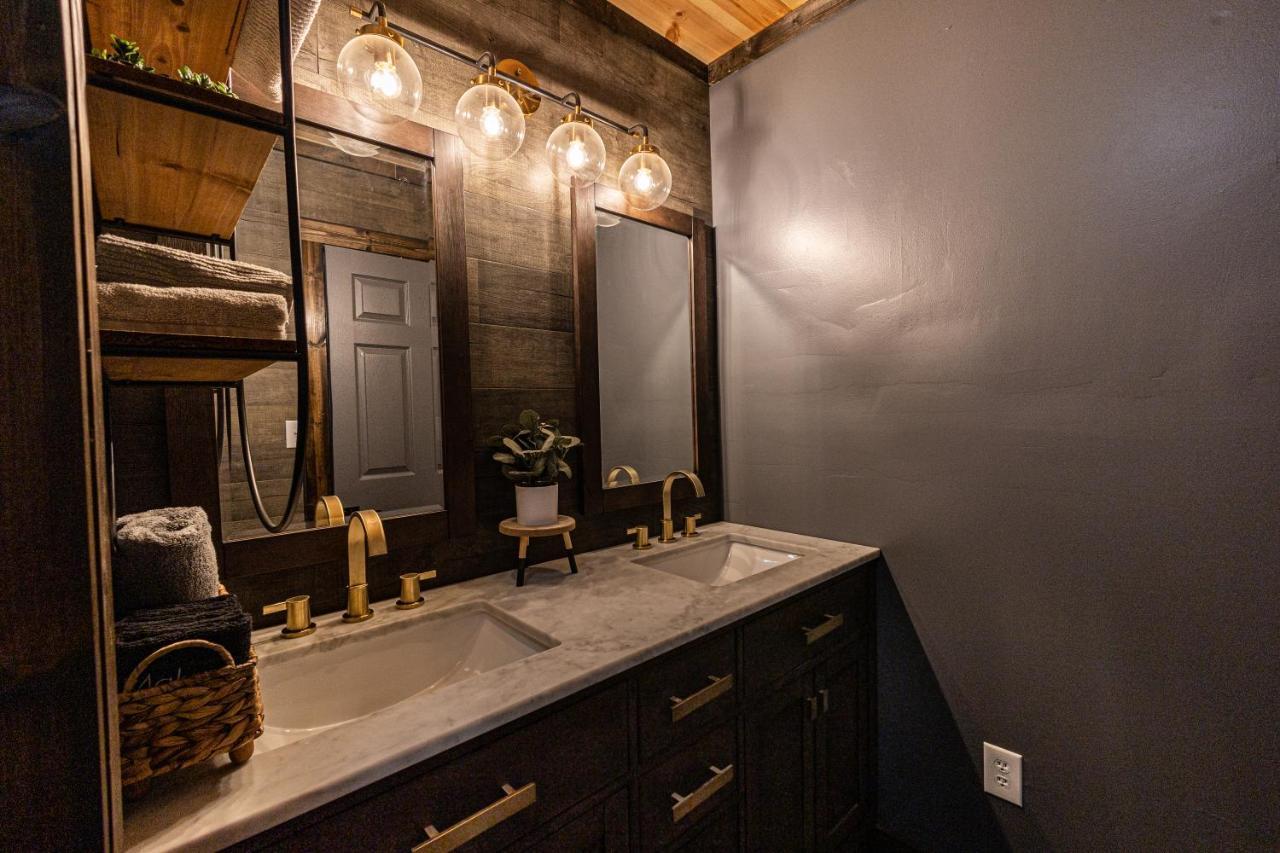 Fun Cabin With Hot Tub, Pool Table & Fire Pit - Big Blue Bryson City Eksteriør billede