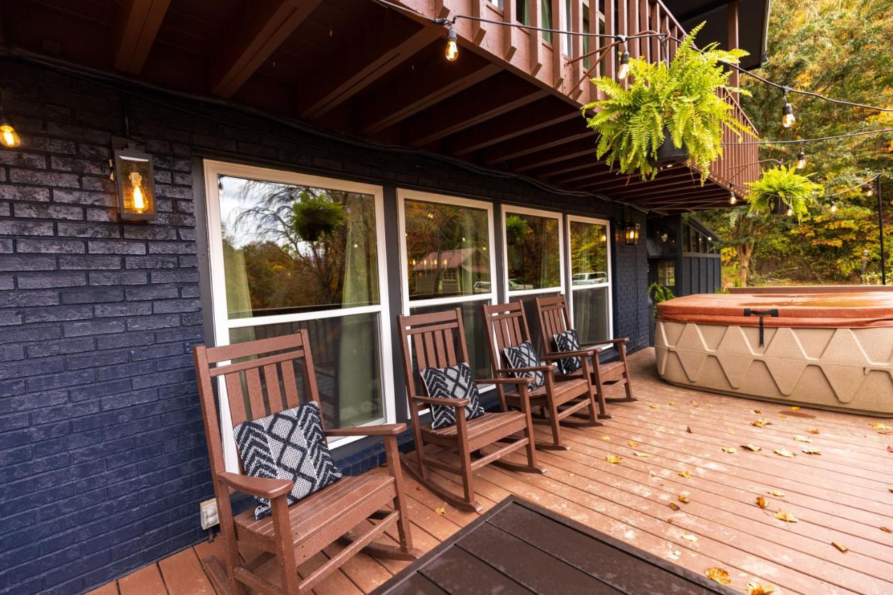 Fun Cabin With Hot Tub, Pool Table & Fire Pit - Big Blue Bryson City Eksteriør billede