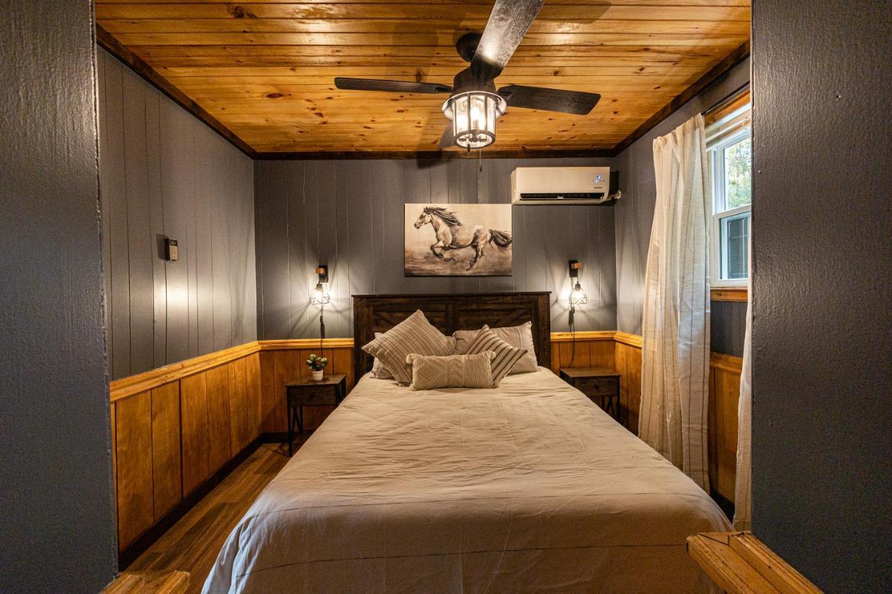 Fun Cabin With Hot Tub, Pool Table & Fire Pit - Big Blue Bryson City Eksteriør billede