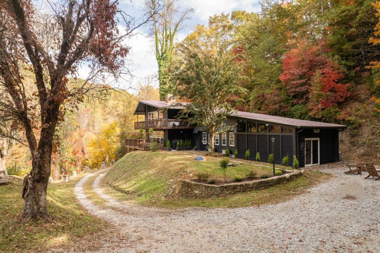 Fun Cabin With Hot Tub, Pool Table & Fire Pit - Big Blue Bryson City Eksteriør billede