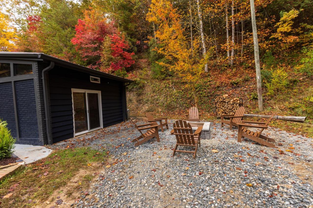 Fun Cabin With Hot Tub, Pool Table & Fire Pit - Big Blue Bryson City Eksteriør billede