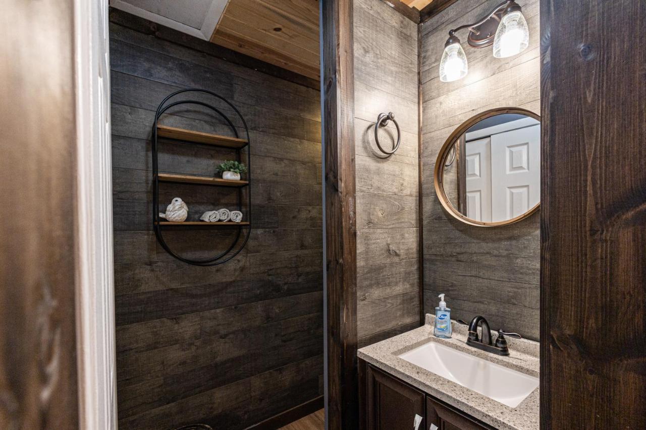 Fun Cabin With Hot Tub, Pool Table & Fire Pit - Big Blue Bryson City Eksteriør billede