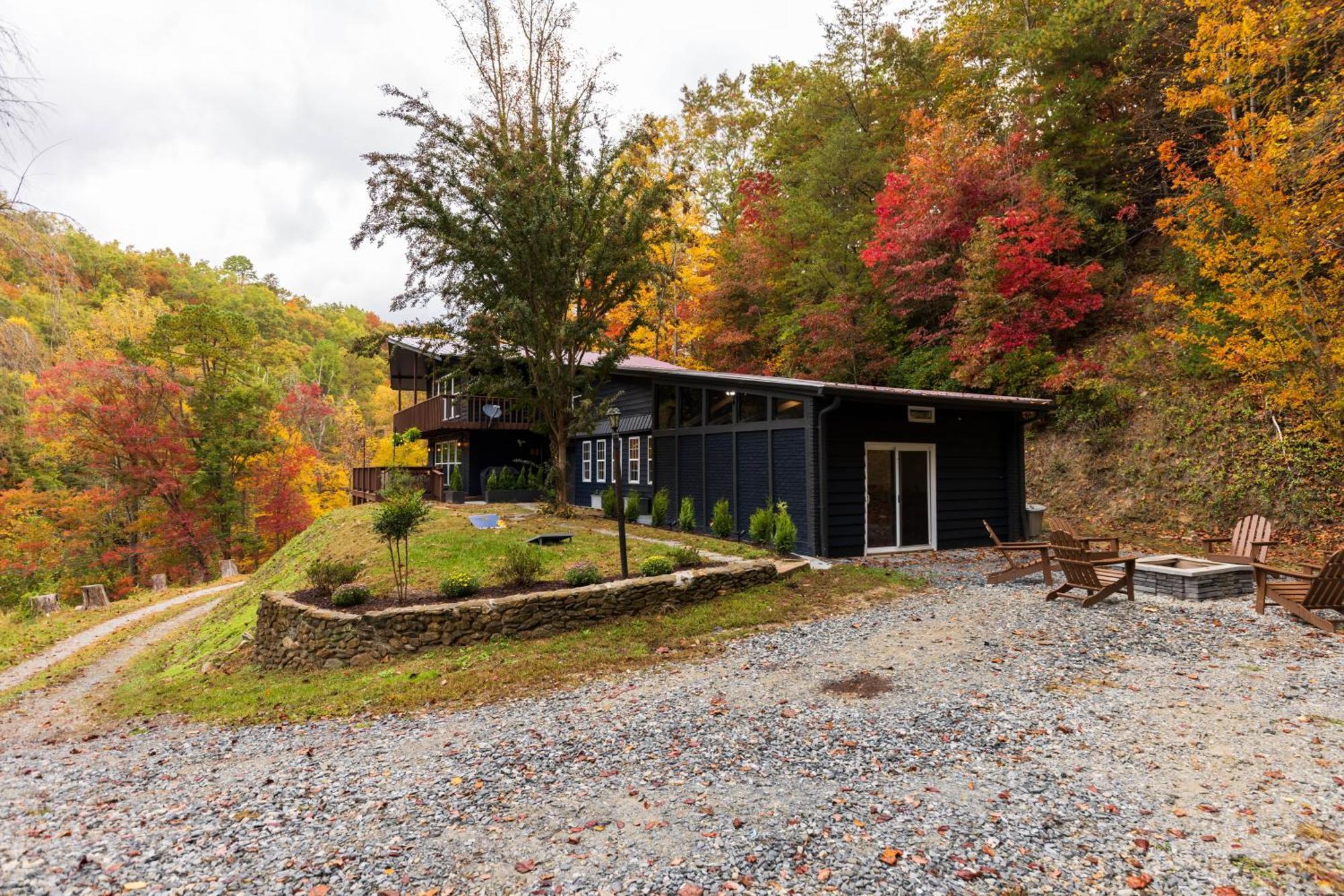Fun Cabin With Hot Tub, Pool Table & Fire Pit - Big Blue Bryson City Eksteriør billede